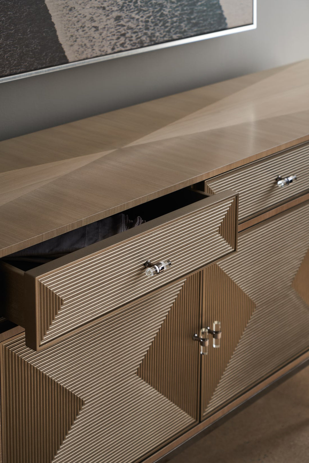 Caracole Low Rise Sideboard   CLA-422-213 von Instylior