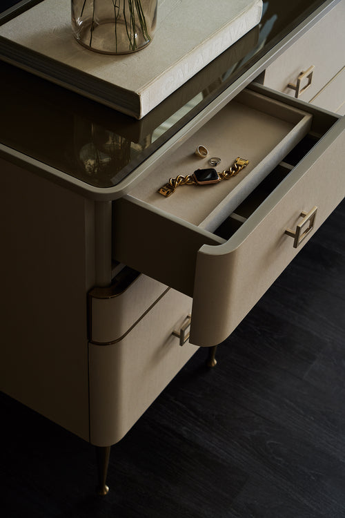 Caracole Signature Curtain Call Kommode   SIG-021-011 von Instylior