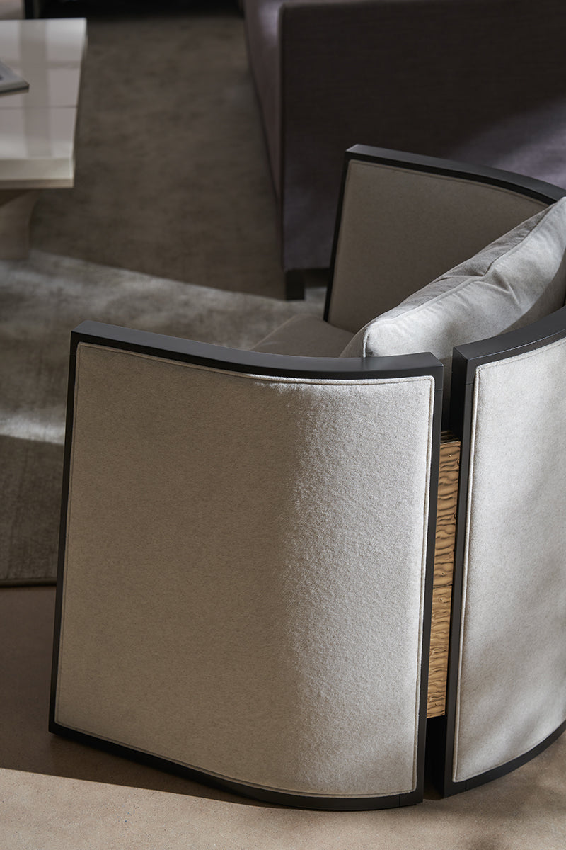 Caracole Cut Away Sessel   UPH-423-132-A von Instylior