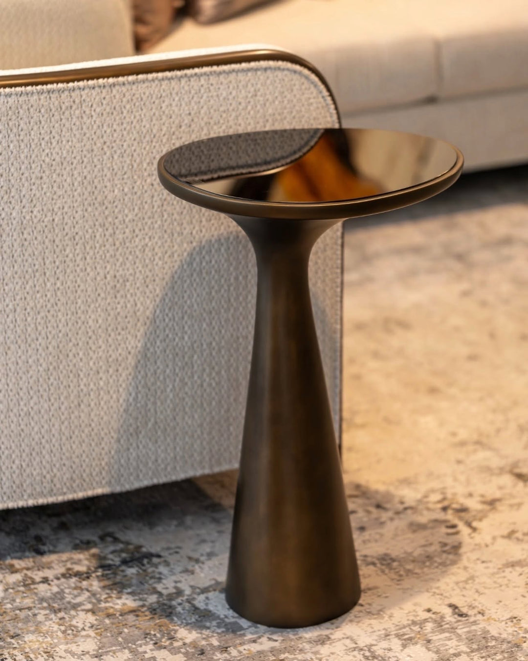 Christopher Guy elegant side table 76-0602 from Instylior