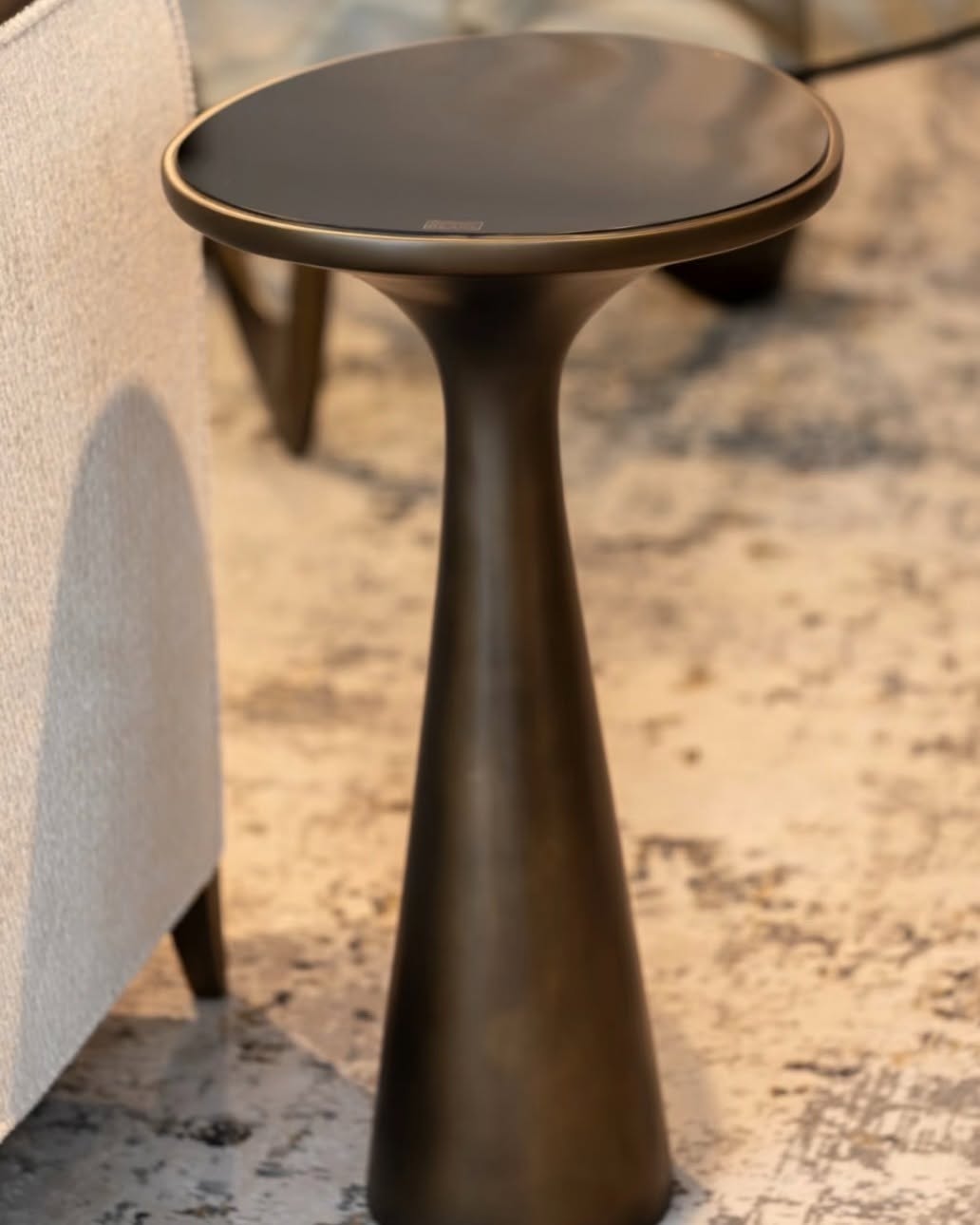 Christopher Guy elegant side table 76-0602 from Instylior