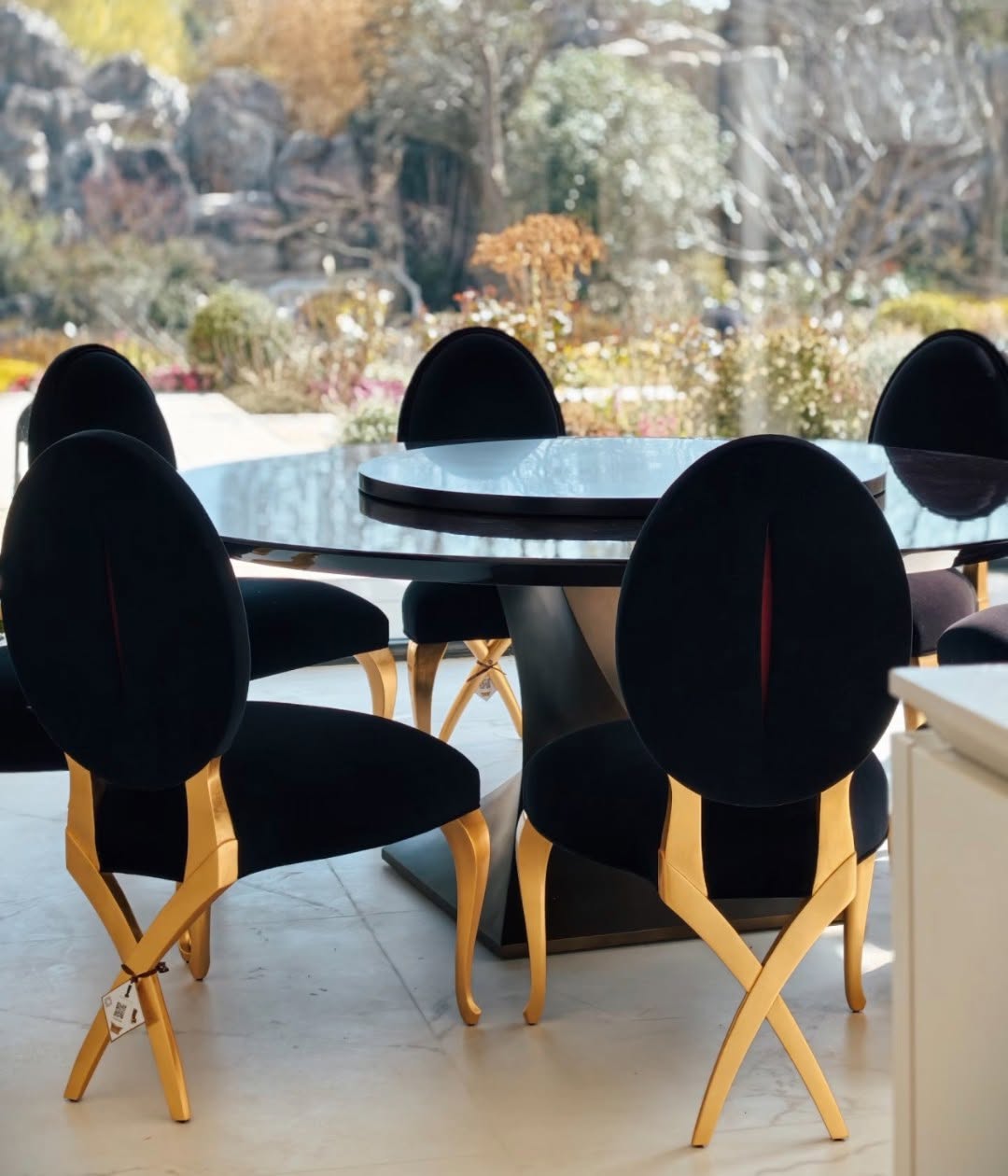 Christopher Guy elegant chair 30-0094 from Instylior