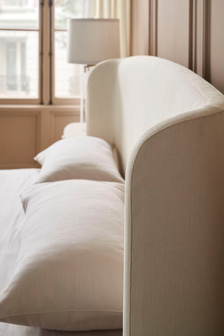 Caracole Soft Embrace Bett Queen   CLA-022-101 von Instylior