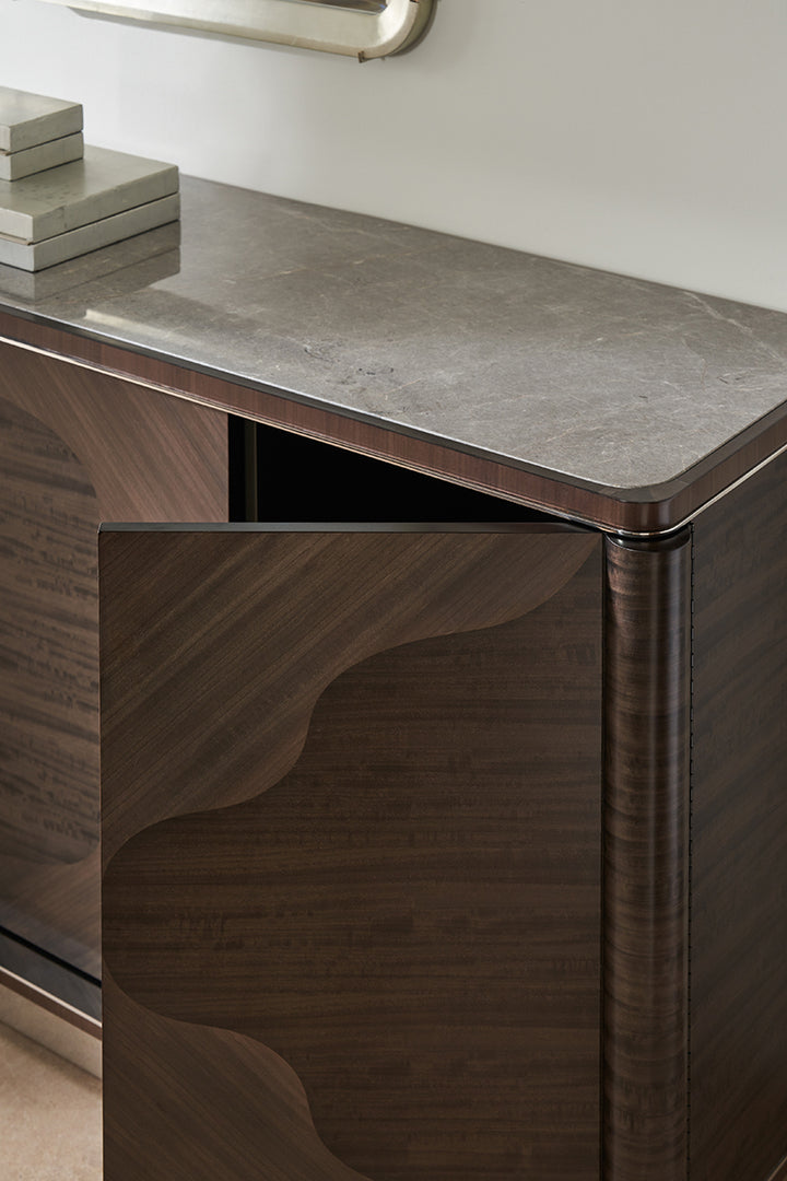 Caracole Fancy Face Sideboard   CLA-423-211 von Instylior