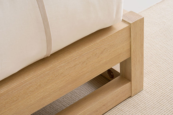 Caracole  Pinstripe Light Bett Kingsize CLA-424-122 von instylior
