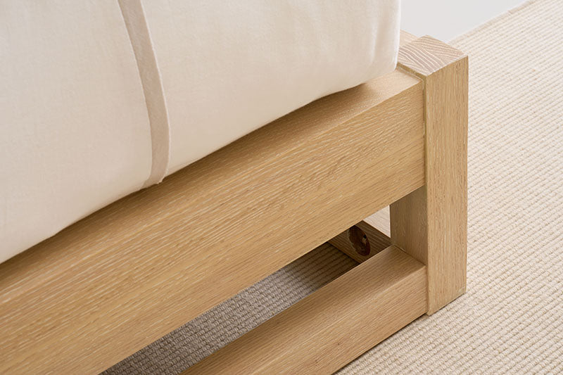 Caracole  Pinstripe Light Bett Queensize CLA-424-102 von instylior