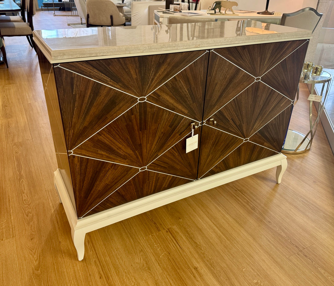 Caracole I'm a Fan Kommode Sideboard  CLA-418-462 von Instylior