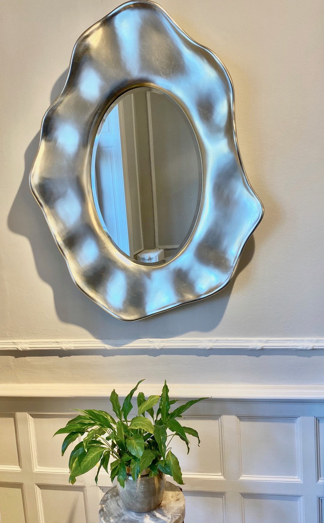 Christopher Guy handgeschnitzter Spiegel oval  50-2988 Größe (A) von Instylior