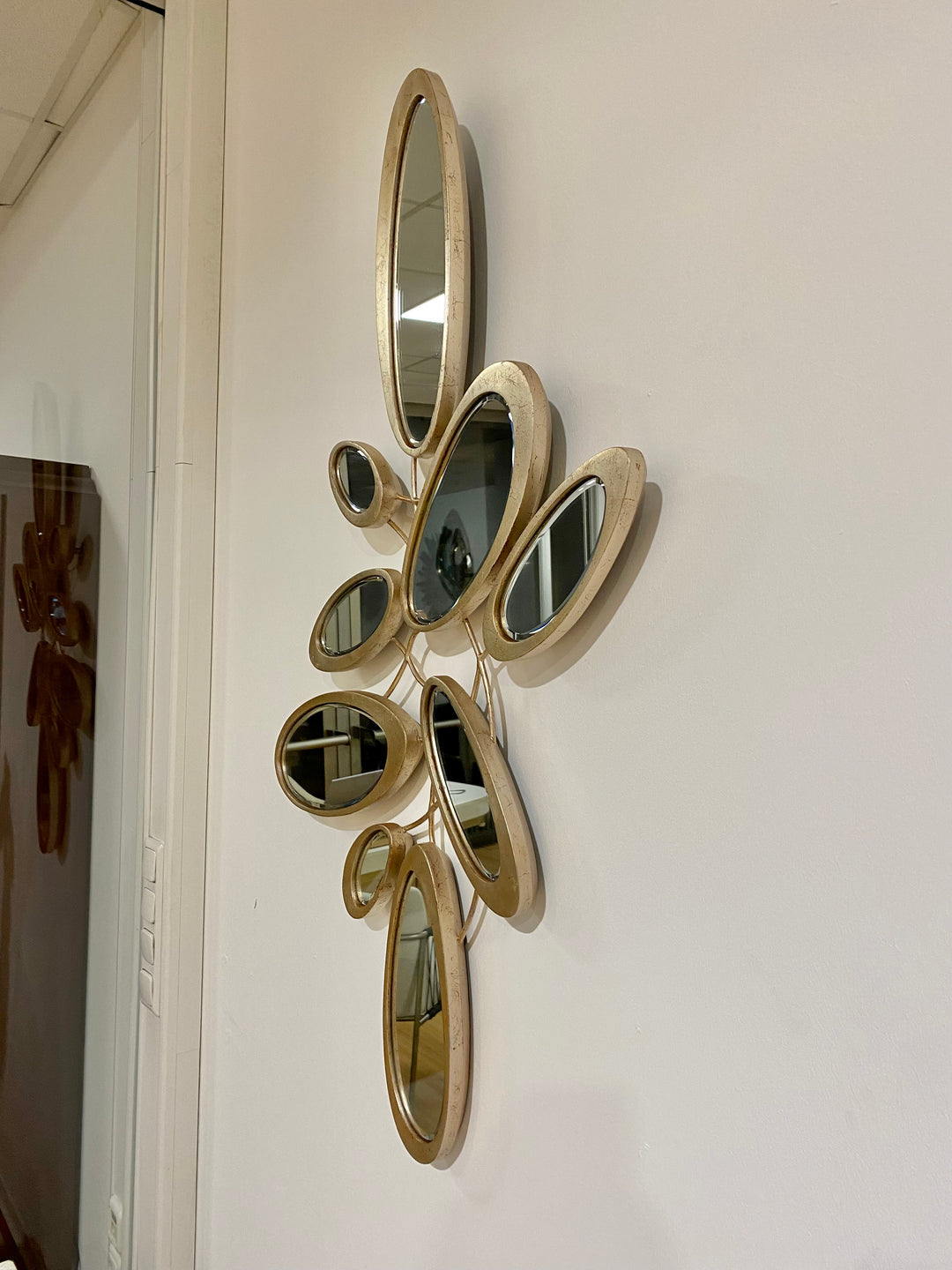 Christopher Guy handgeschnitzter Spiegel unregelmäßig  50-2997 Größe (A) von Instylior