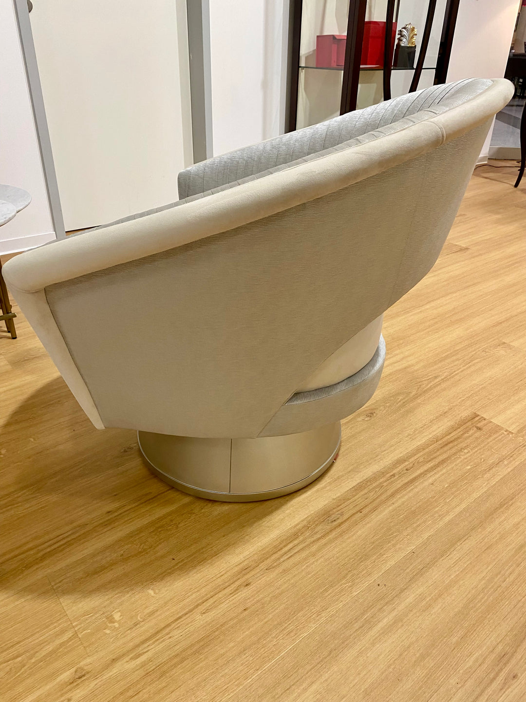 Caracole A Com-Pleat Turn Around Swivel Chair UPH-017-039-A from Instylior