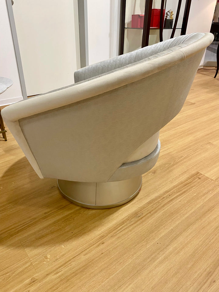 Caracole A Com-Pleat Turn Around Swivel Chair UPH-017-039-A from Instylior