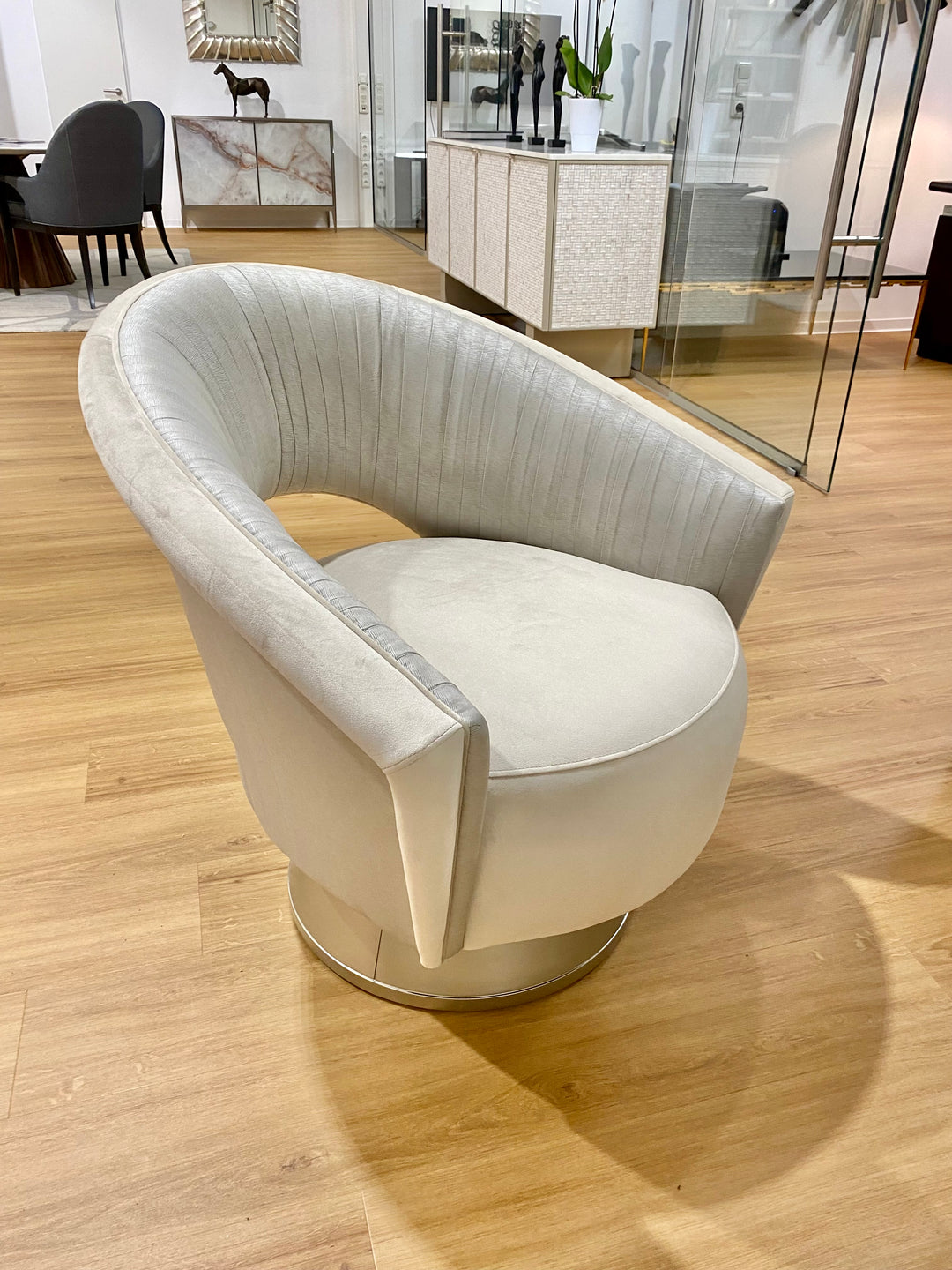 Caracole A Com-Pleat Turn Around Swivel Chair UPH-017-039-A from Instylior