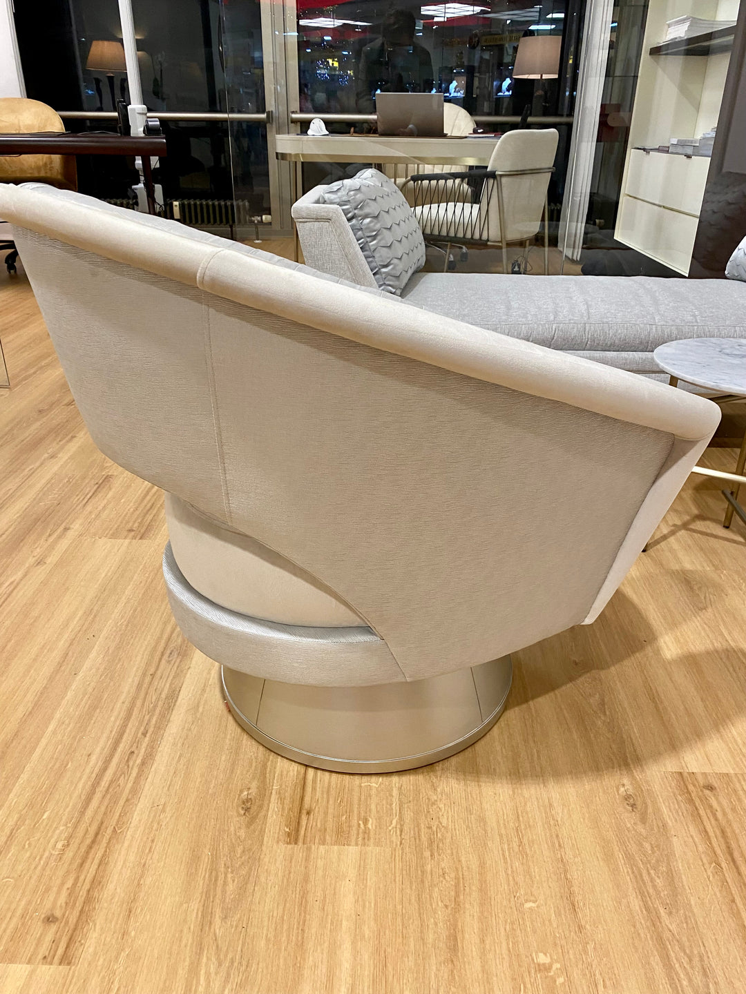 Caracole A Com-Pleat Turn Around Swivel Chair UPH-017-039-A from Instylior