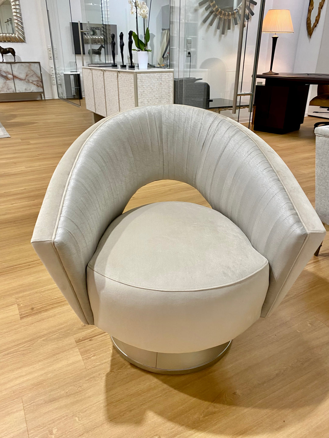 Caracole A Com-Pleat Turn Around Swivel Chair UPH-017-039-A from Instylior