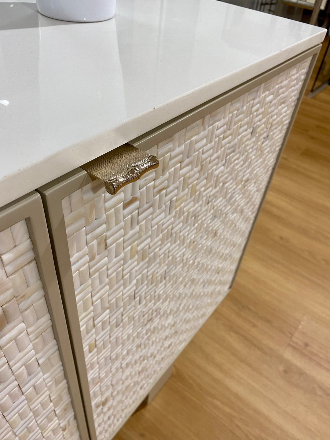 Caracole Bomb-Shell Sideboard   CLA-416-441 von Instylior