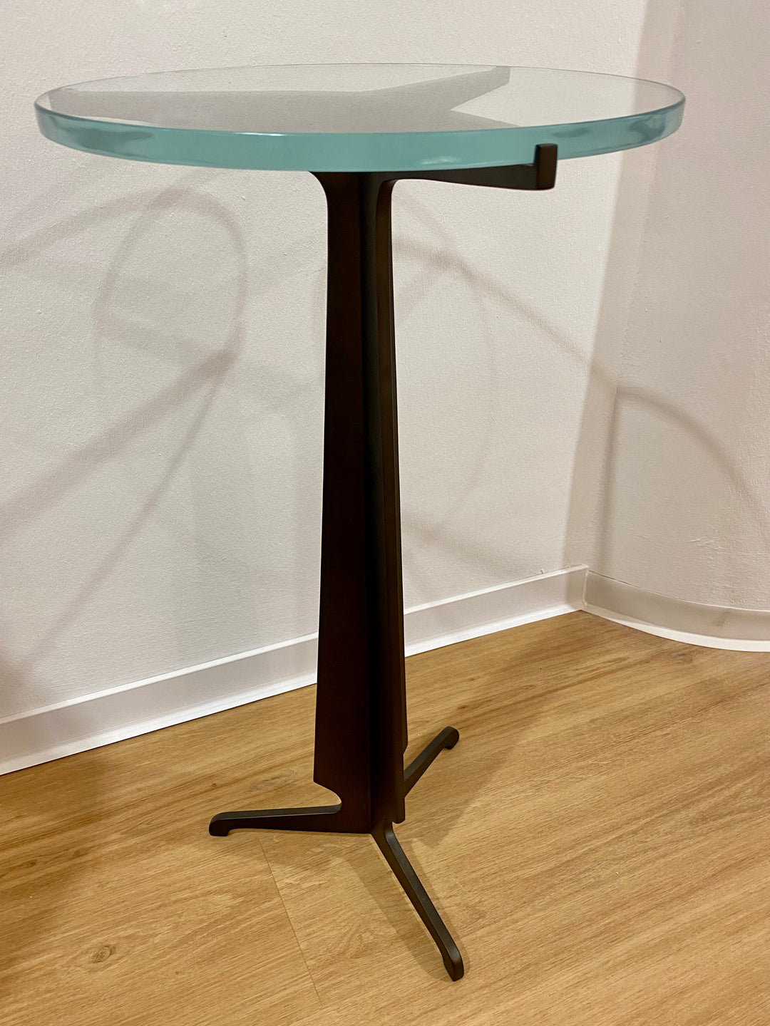 Christopher Guy handgearbeiteter Beistelltisch  76-0319  von Instylior