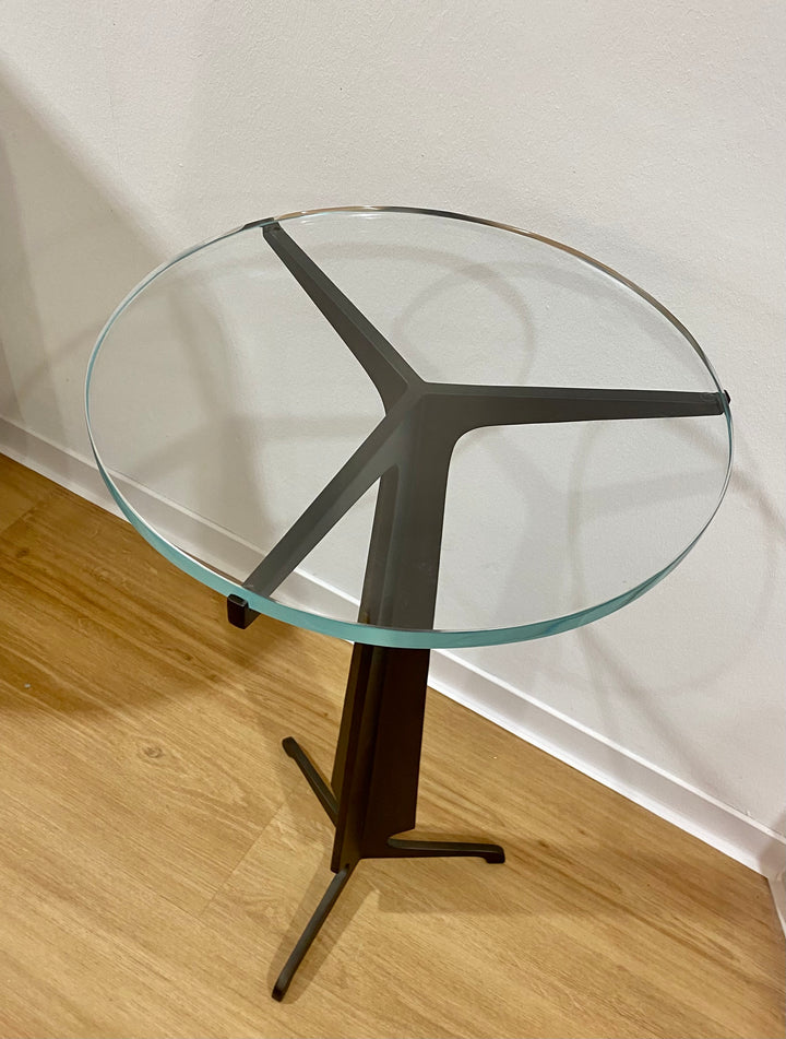 Christopher Guy handgearbeiteter Beistelltisch  76-0319  von Instylior