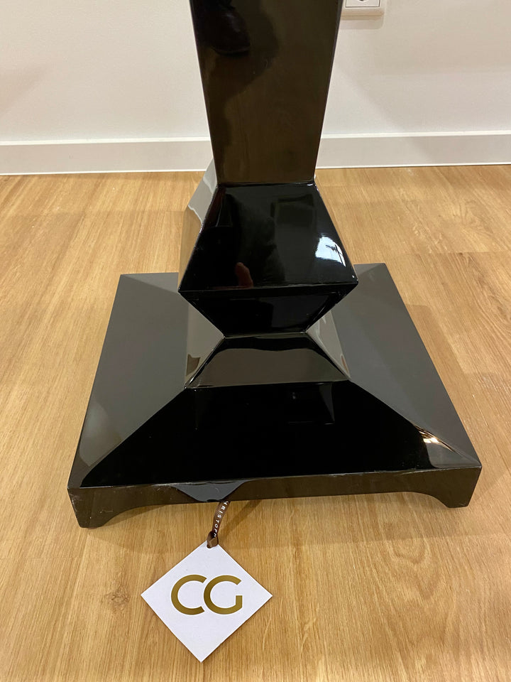 Christopher Guy elegant side table 76-0324 from Instylior